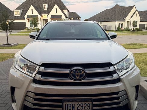 Used 2017 Toyota Highlander XLE AWD/4WD image 1