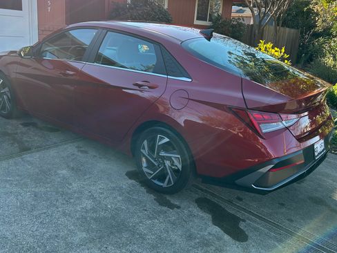 Used 2025 Hyundai Elantra Limited image 4