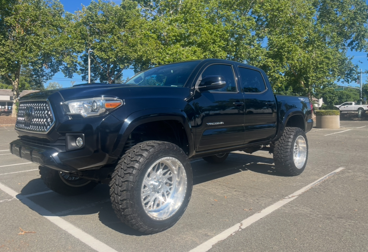 Used 2018 Toyota Tacoma TRD Sport AWD/4WD image 9