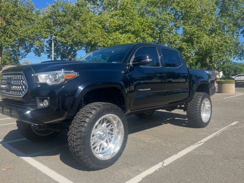 Used 2018 Toyota Tacoma TRD Sport AWD/4WD image 9