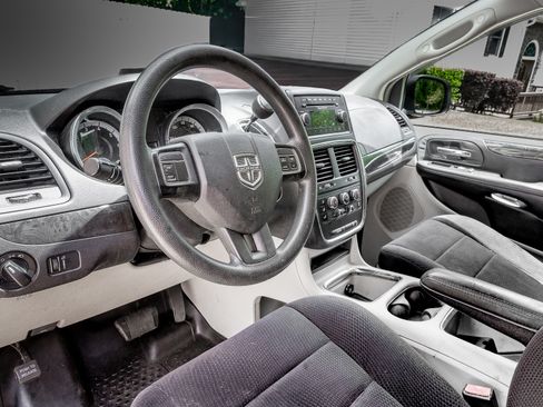 Used 2014 Dodge Grand Caravan SXT FWD image 13