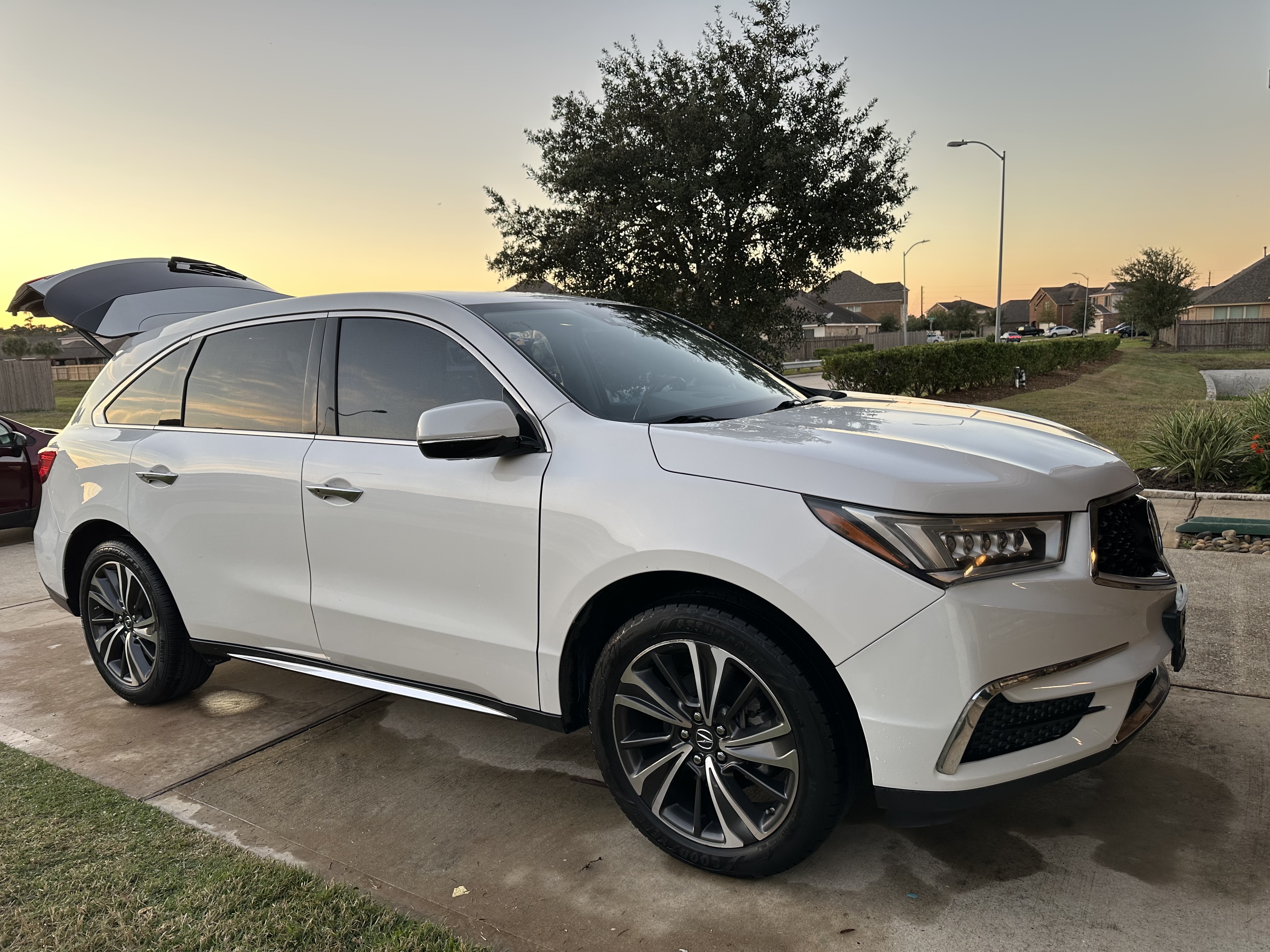 Used 2020 Acura MDX w/ Technology Package FWD image 1