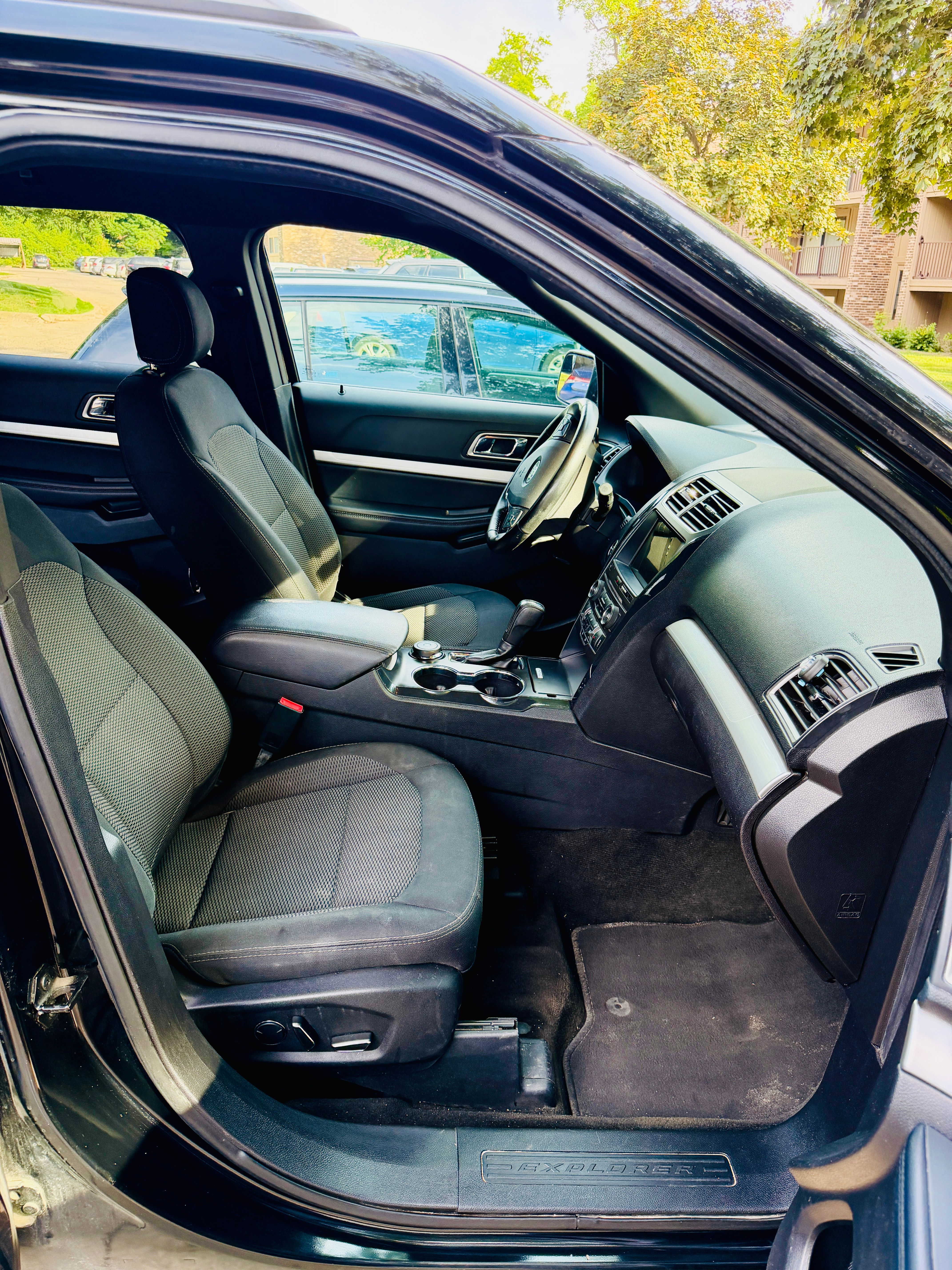 Used 2017 Ford Explorer XLT AWD/4WD image 9