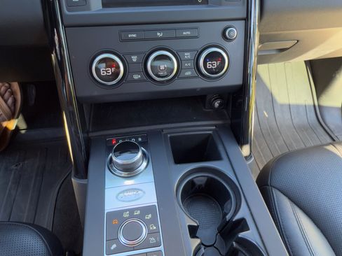 Used 2017 Land Rover Discovery SE image 9