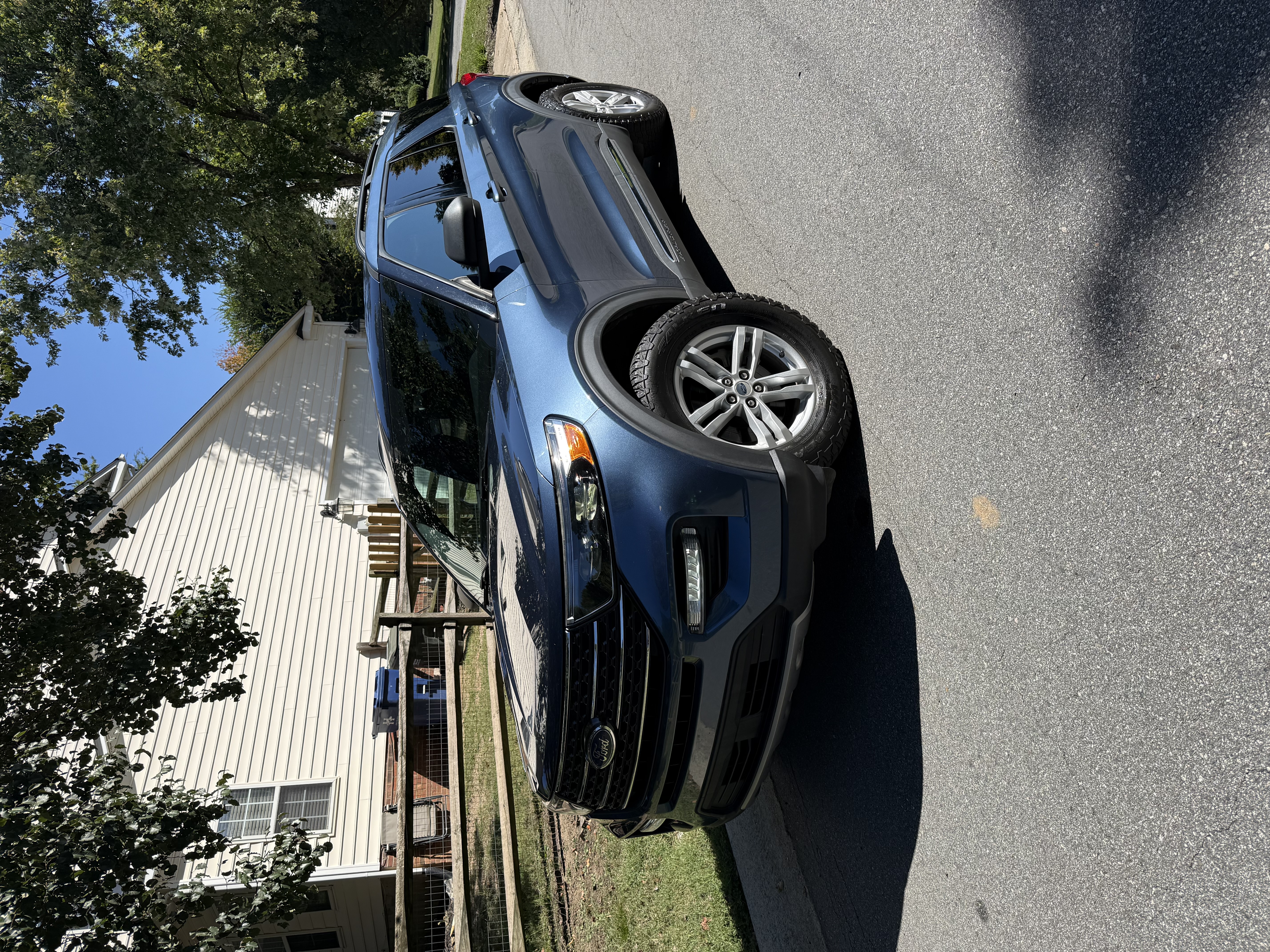 Used 2020 Ford Explorer XLT w/ Equipment Group 202A AWD/4WD image 1