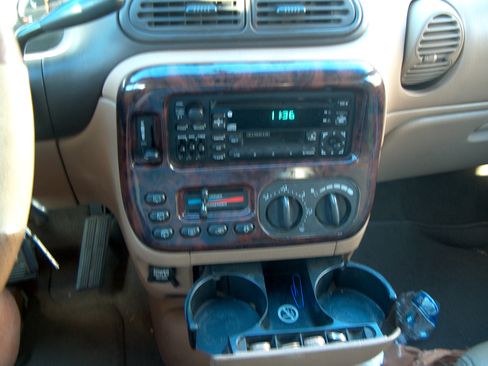 Used 1999 Chrysler Town & Country LX image 18