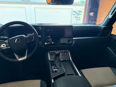 Used 2025 Lexus GX 550 image 6