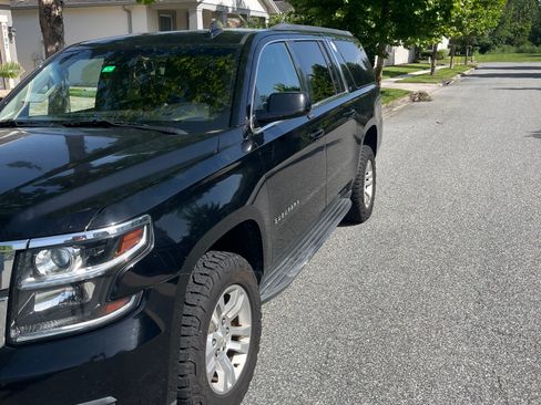 Used 2018 Chevrolet Suburban LT RWD image 2