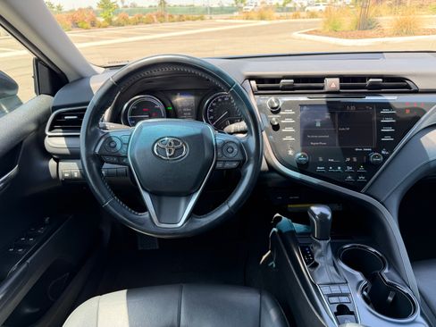 Used 2020 Toyota Camry SE w/ Sunroof Package FWD image 12