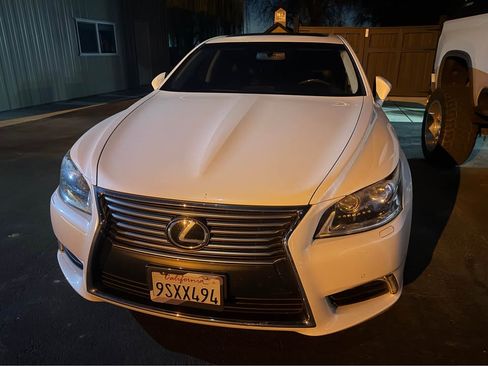 Used 2013 Lexus LS 460 w/ Comfort Pkg image 4