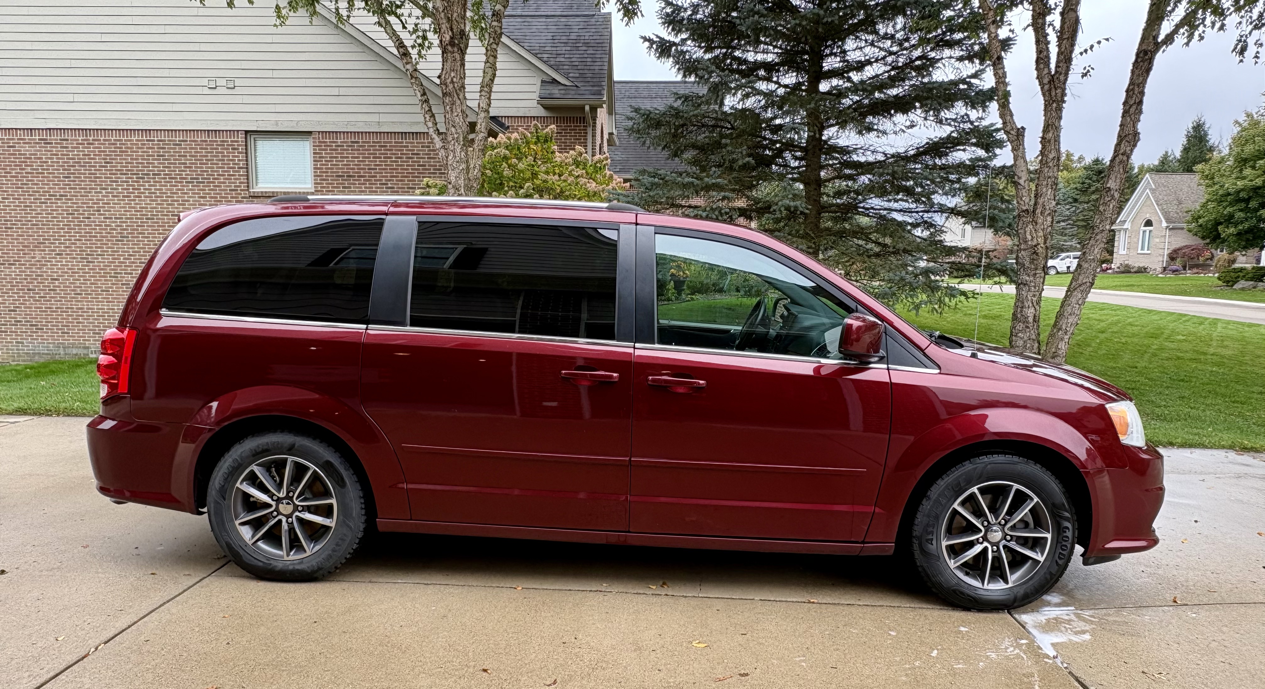 Used 2017 Dodge Grand Caravan SXT FWD image 2