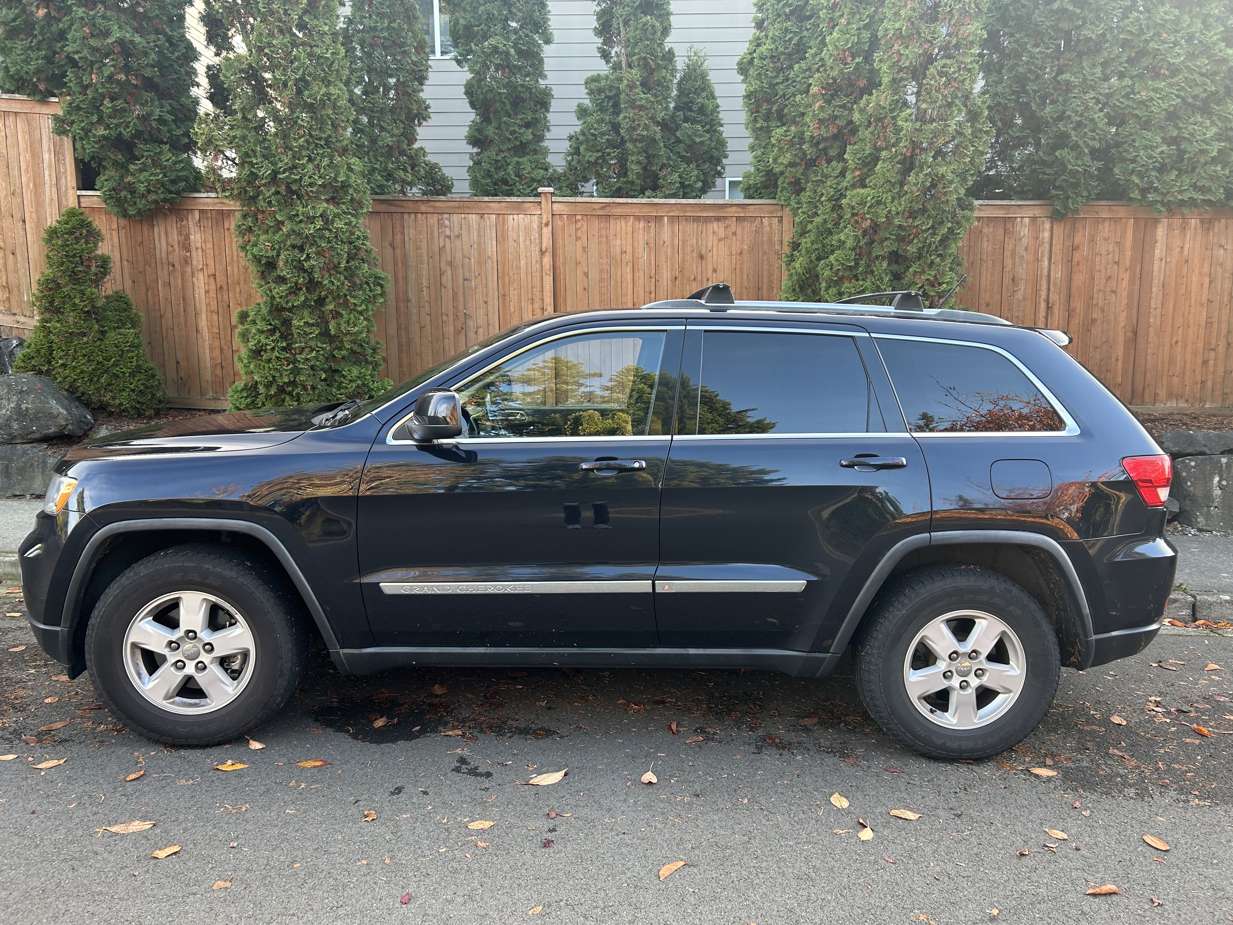 Used 2011 Jeep Grand Cherokee Laredo w/ Security & Convenience Group AWD/4WD image 1