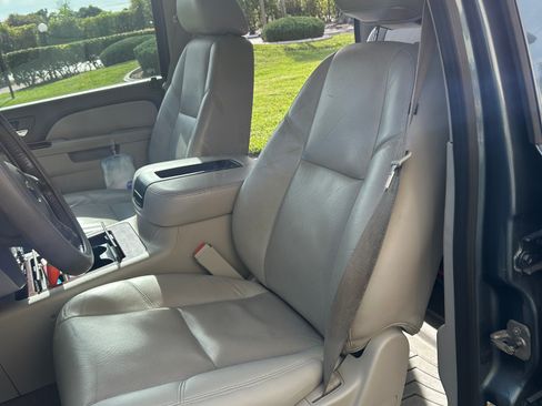 Used 2011 Chevrolet Avalanche LTZ image 10