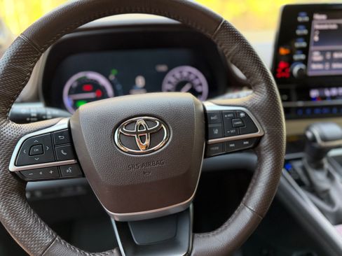 Used 2021 Toyota Sienna Platinum image 19