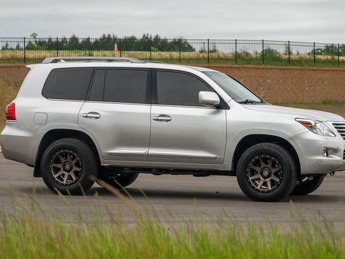 Used 2011 Lexus LX 570 4WD w/ Luxury Pkg image 4
