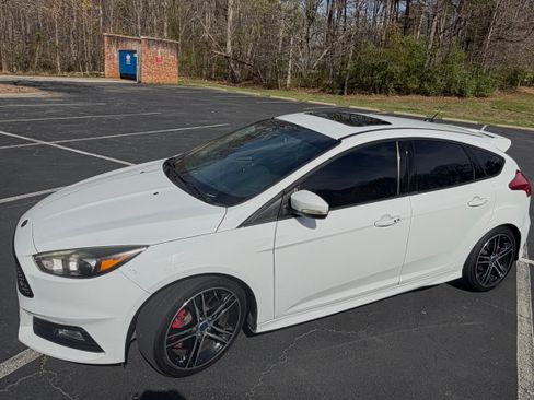 Used 2015 Ford Focus ST w/ Equipment Group 402A image 9