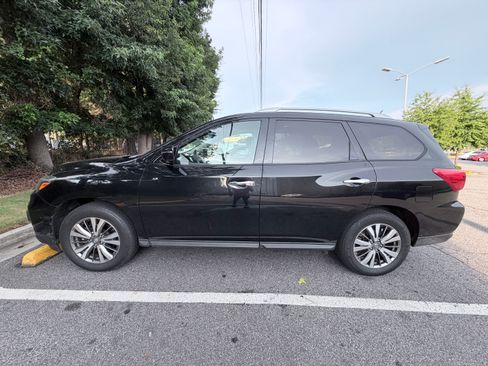 Used 2018 Nissan Pathfinder SL FWD image 2