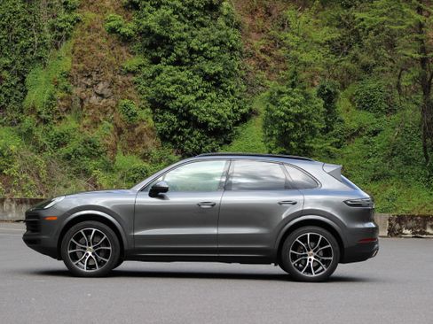 Used 2023 Porsche Cayenne image 4