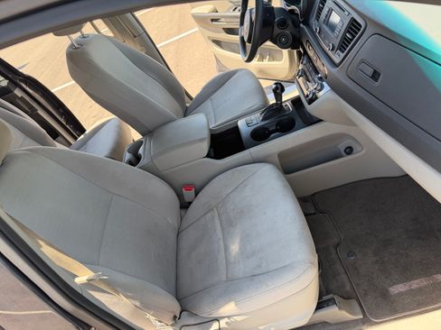 Used 2015 Kia Sedona LX w/ LX Convenience Package FWD image 5