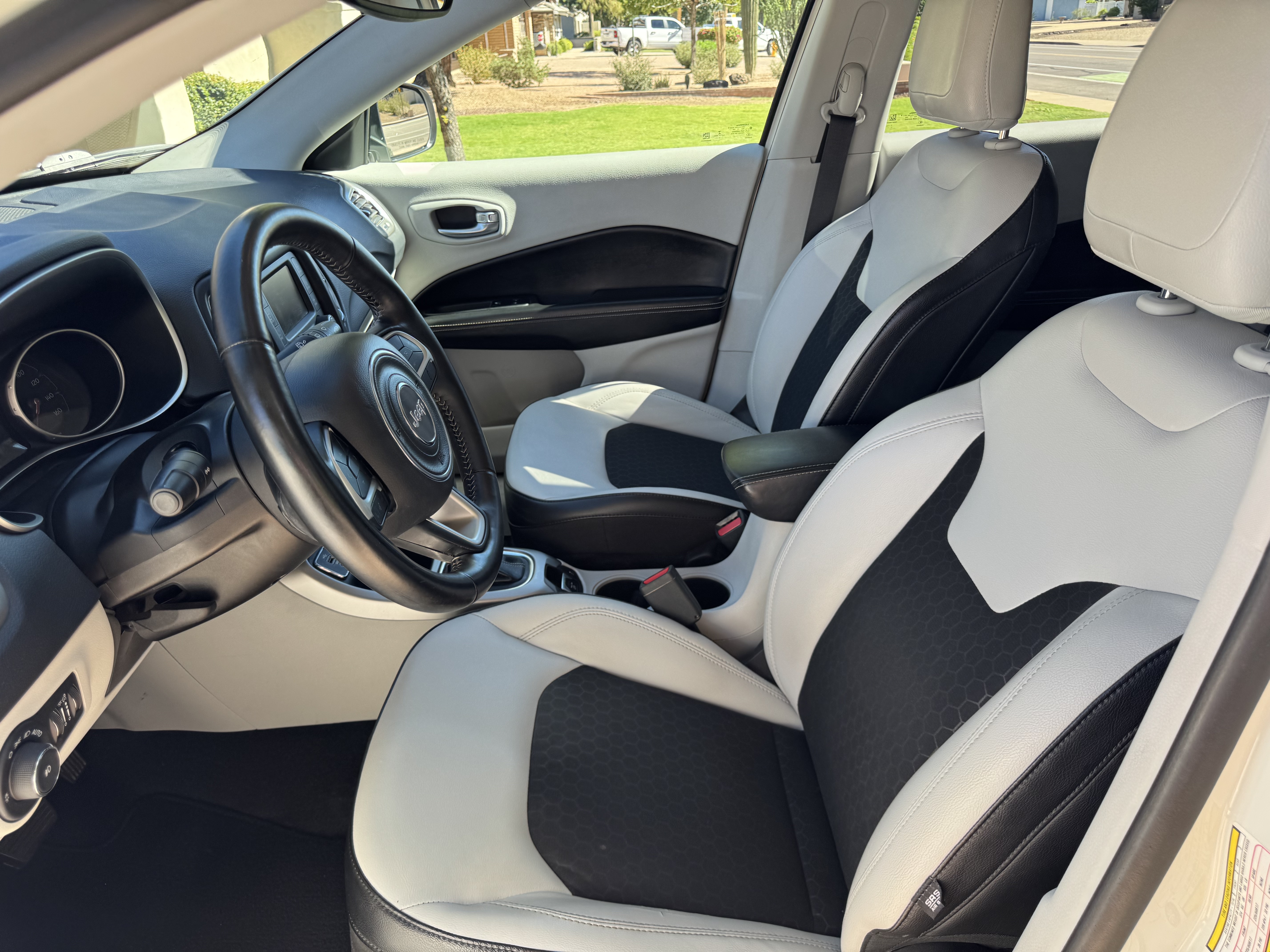 Used 2018 Jeep Compass Latitude FWD image 13