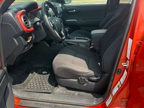 Used 2016 Toyota Tacoma TRD Sport AWD/4WD image 10
