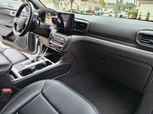 Used 2020 Ford Explorer XLT w/ Equipment Group 202A RWD image 5