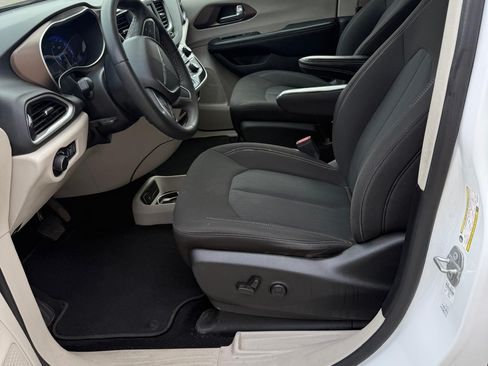 Used 2022 Chrysler Voyager LX FWD image 10