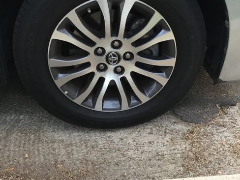 Used 2019 Toyota Sienna XLE image 6