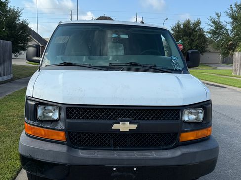 Used 2015 Chevrolet Express 2500 Extended Van 3D image 2