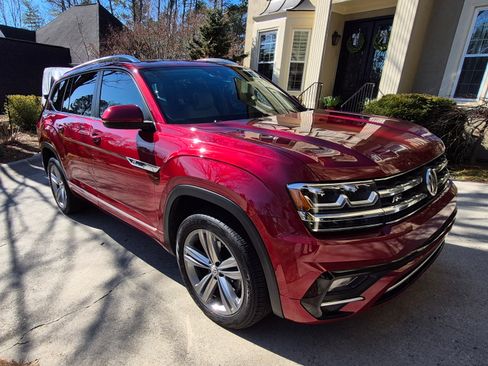 Used 2018 Volkswagen Atlas SEL w/ R-Line Package image 2