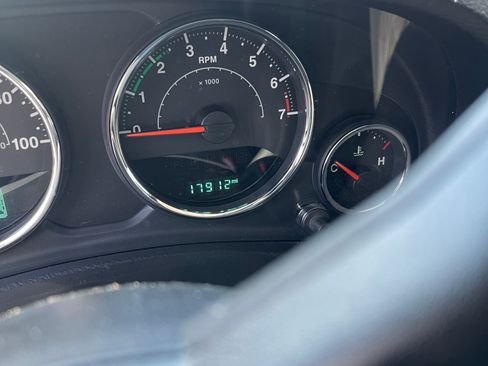 Used 2018 Jeep Wrangler Unlimited Rubicon w/ Connectivity Group AWD/4WD image 9