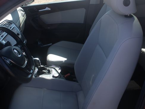 Used 2018 Volkswagen Tiguan SE w/ Panoramic Sunroof Package image 11