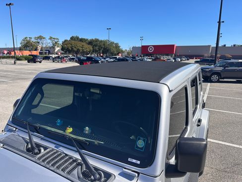 Used 2022 Jeep Wrangler Unlimited Sahara w/ Cold Weather Group image 9