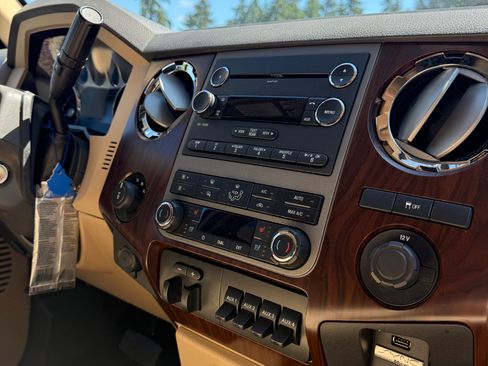 Used 2011 Ford F250 Lariat w/ Lariat Interior Pkg AWD/4WD image 9