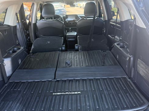 Used 2021 Toyota Highlander XLE FWD image 20