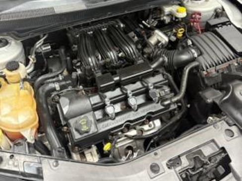 Used 2010 Chrysler Sebring Touring image 5