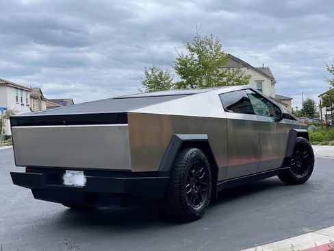 Used 2024 Tesla Cybertruck AWD Crew Cab image 4