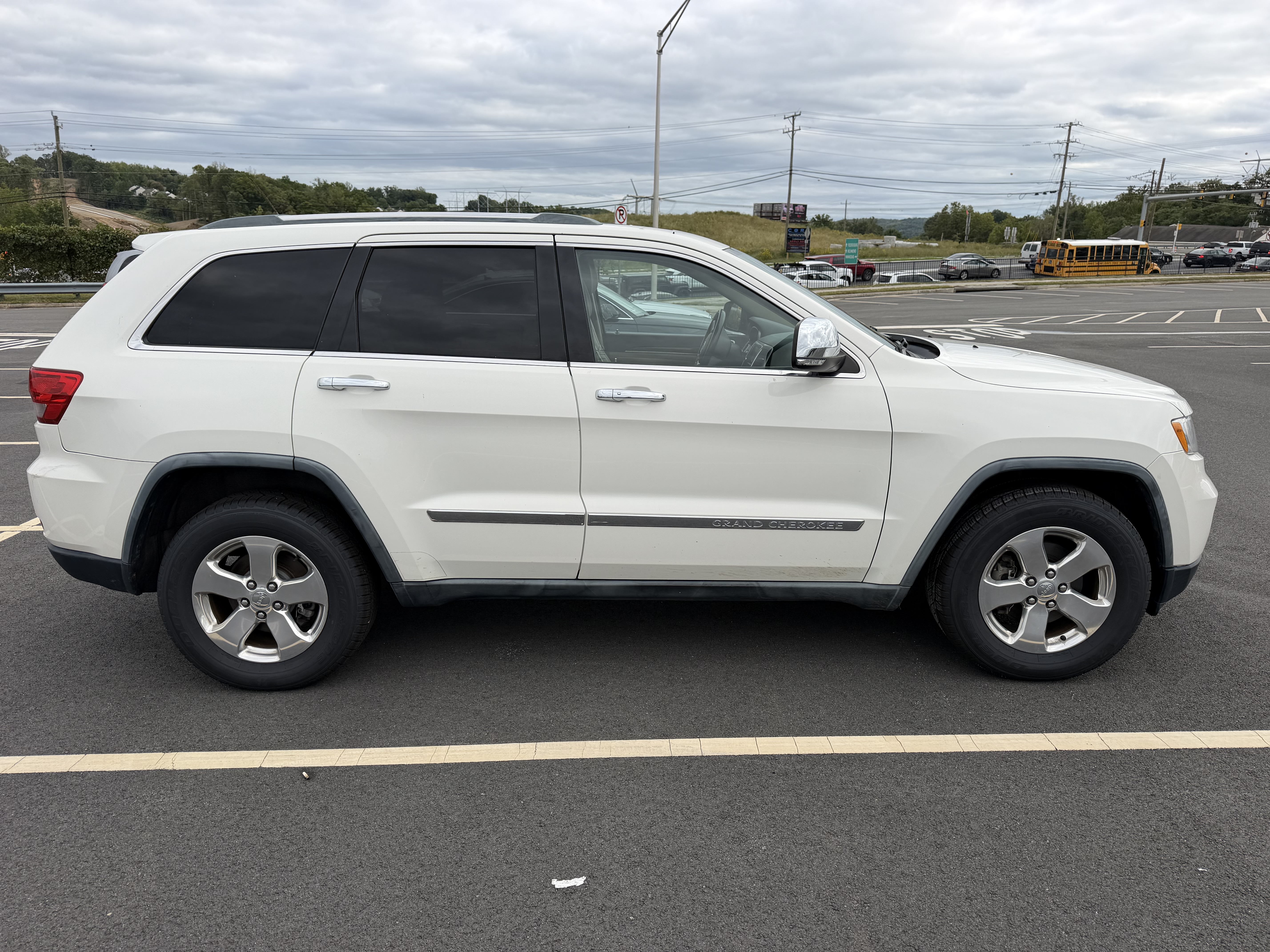 Used 2011 Jeep Grand Cherokee Limited w/ Trailer Tow Group RWD image 5