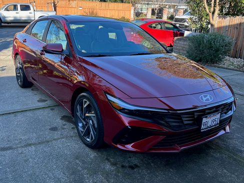 Used 2025 Hyundai Elantra Limited image 1