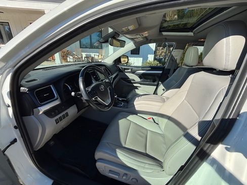 Used 2019 Toyota Highlander XLE image 6
