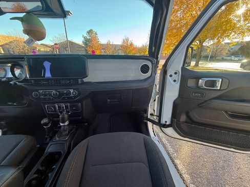 Used 2024 Jeep Wrangler Unlimited Sahara image 12