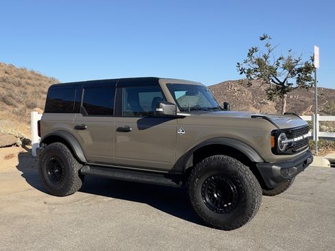 Used 2025 Ford Bronco Outer Banks AWD/4WD image 1