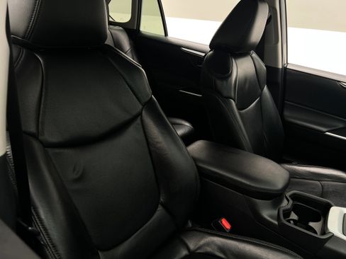 Used 2021 Toyota RAV4 XLE w/ Convenience Package image 4