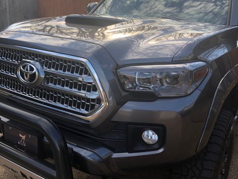 Used 2017 Toyota Tacoma TRD Sport image 14