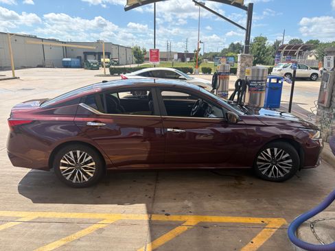 Used 2024 Nissan Altima 2.5 SV FWD image 2