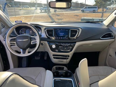 Used 2018 Chrysler Pacifica Limited w/ Advanced Safetytec Group FWD image 6