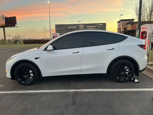 Used 2023 Tesla Model Y Long Range AWD/4WD image 4