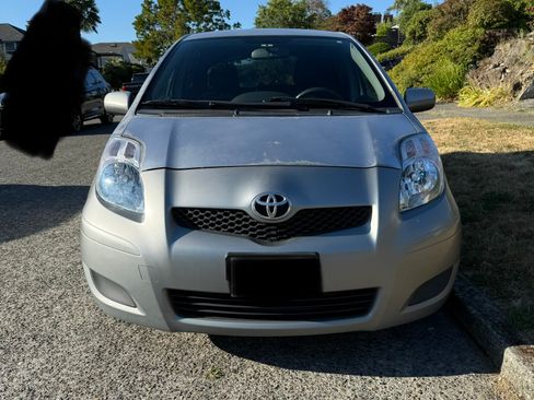 Used 2009 Toyota Yaris 4-Door Hatchback FWD image 2