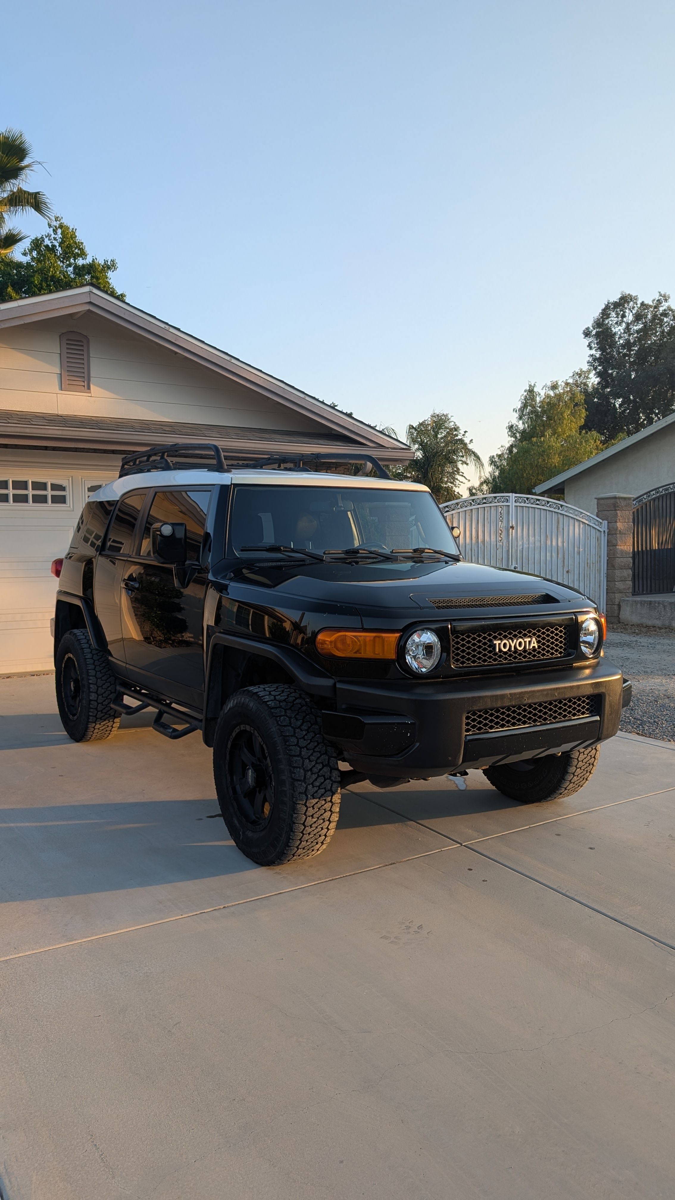 Used 2011 Toyota FJ Cruiser 4WD w/ Convenience Pkg image 1