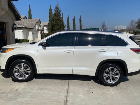 Used 2014 Toyota Highlander XLE FWD image 1